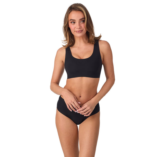 A lady wearing Smooth Shape Wireless in Black