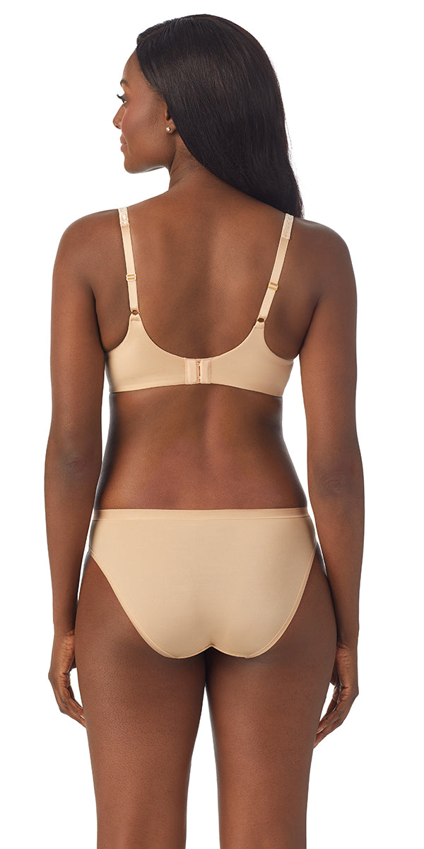 A lady wearing a sahara safari smoother bra.