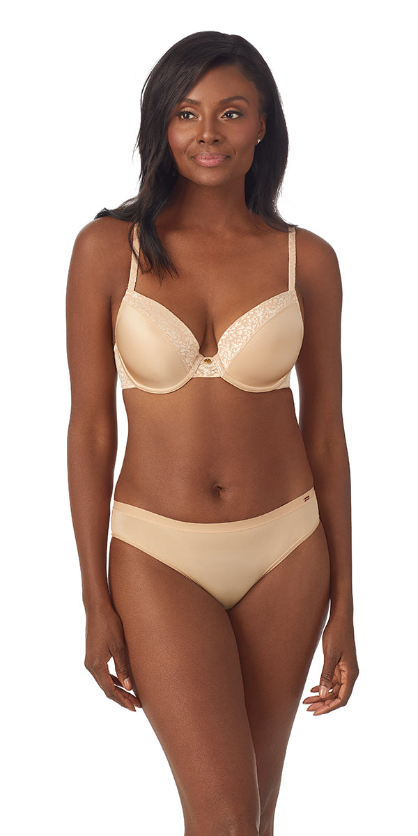 A lady wearing sahara safari t shirt bra.