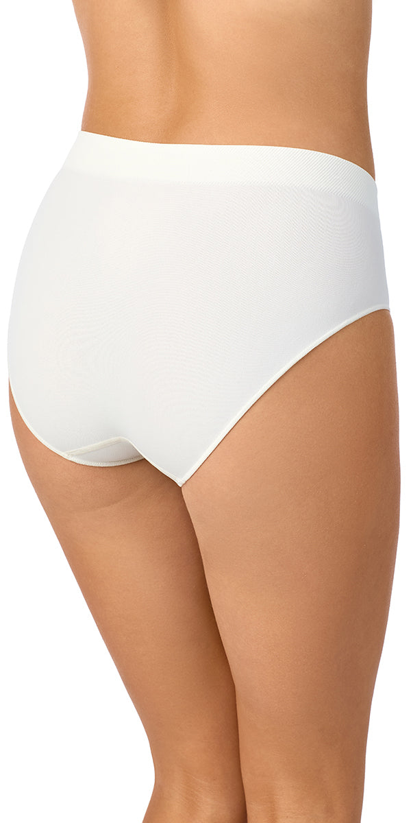 A lady wearing Seamless Comfort hipster in pearl