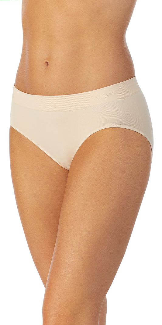 A lady wearing a soft shell Seamless Comfort Hipster