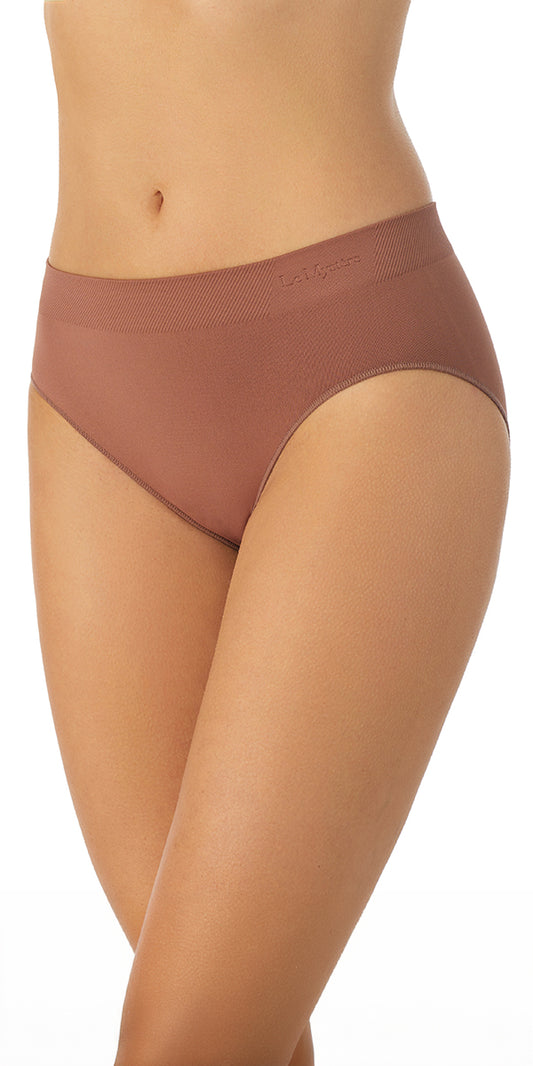 A lady wearing Cappuccino Seamless Comfort Hipster