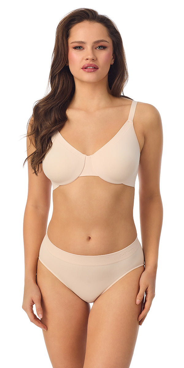 A lady wearing soft shell Seamless Comfort Unlined