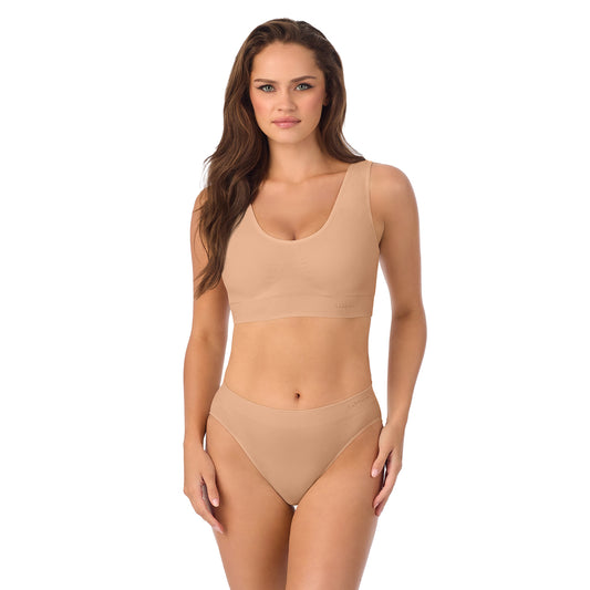 A Lady Wearing Seamless Comfort Wireless Back Smoother - Natural Front view