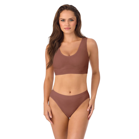 A Lady Wearing Seamless Comfort Wireless Back Smoother - Hazelnut Front view