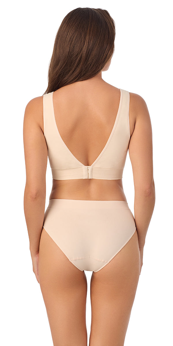 A lady wearing  Soft Shell Seamless Comfort Wireless Back Smoother 