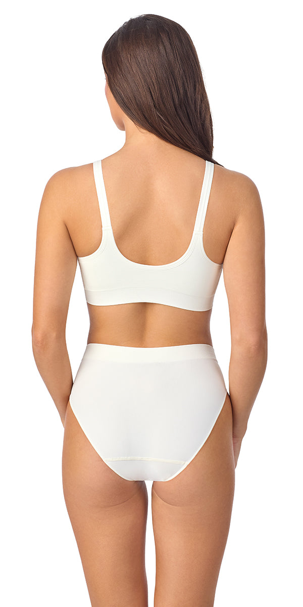 A lady wearing Seamless Comfort Bralette in pearl