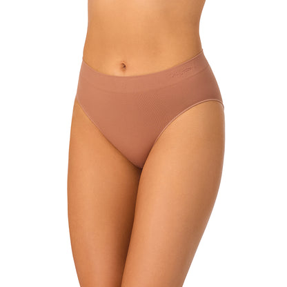 A lady wearing Seamless Comfort Hipster - Caramel