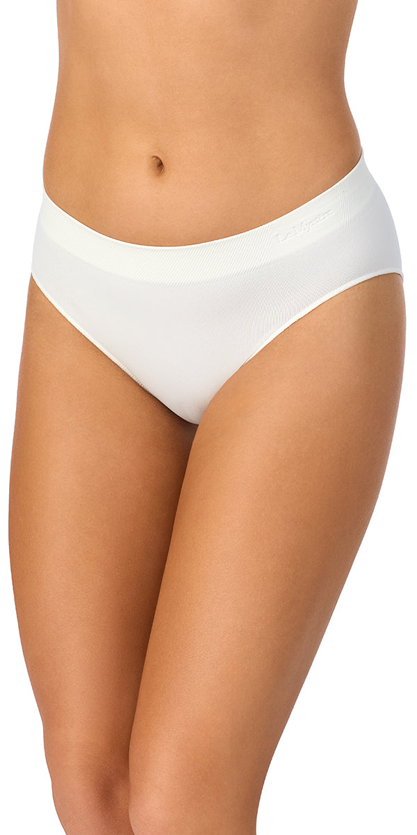 A lady wearing Seamless Comfort Bikini in pearl