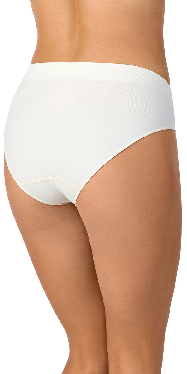 A lady wearing Seamless Comfort Bikini in pearl