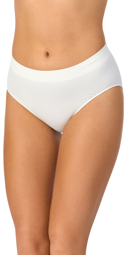 A lady wearing Seamless Comfort hipster in pearl