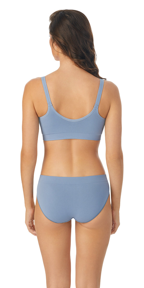 A lady wearing wedgewood seamless comfort bralette