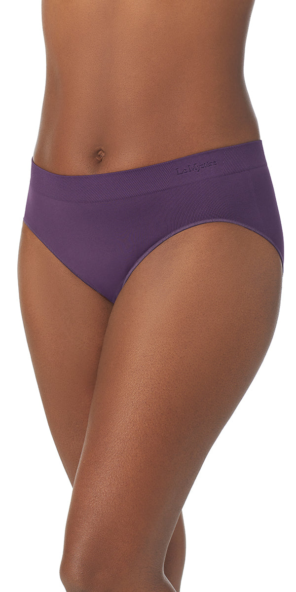 A lady wearing dark plum seamless comfort hipster