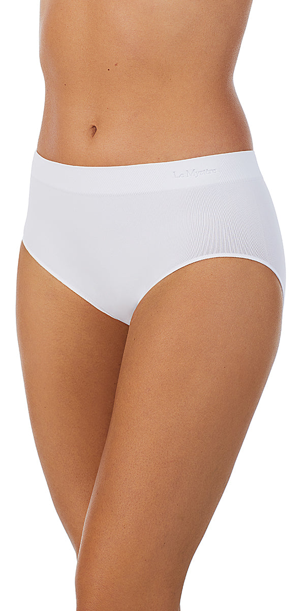 A lady wearing coconut seamless comfort brief.