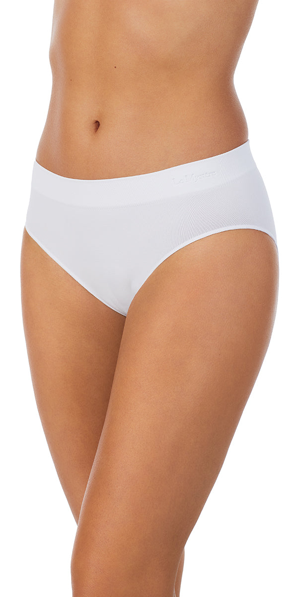 A lady wearing coconut seamless comfort hipster
