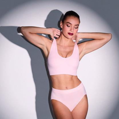 A lady wearing Seamless Comfort Wireless Back Smoother Cameo