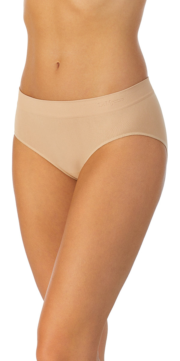 A lady wearing a sahara Seamless Comfort Hipster