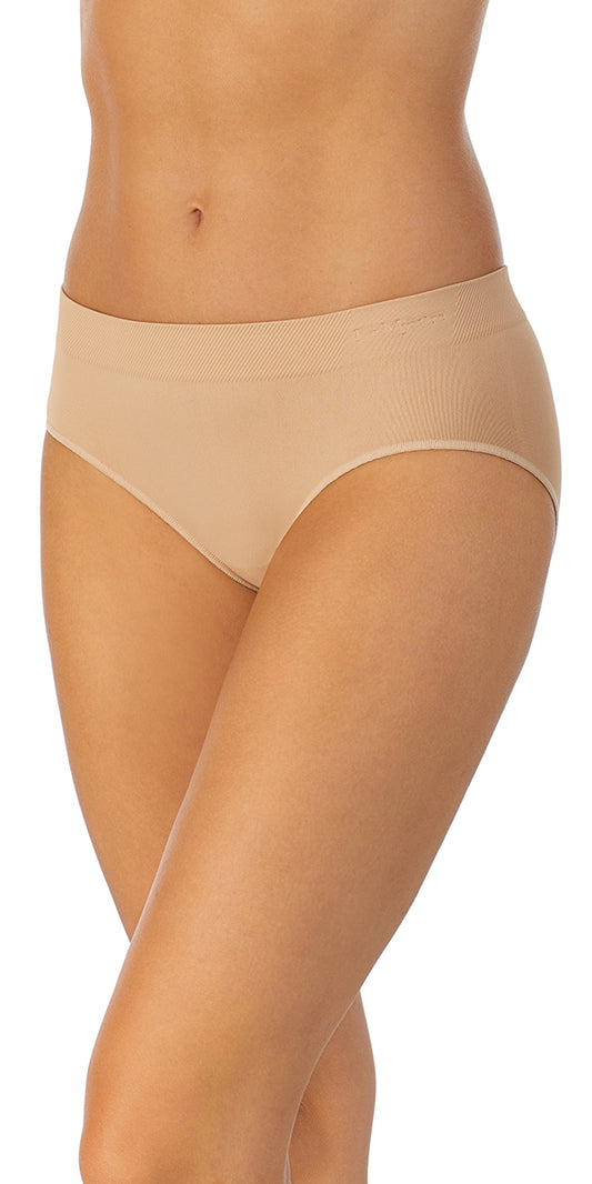 A lady wearing a natural Seamless Comfort Hipster